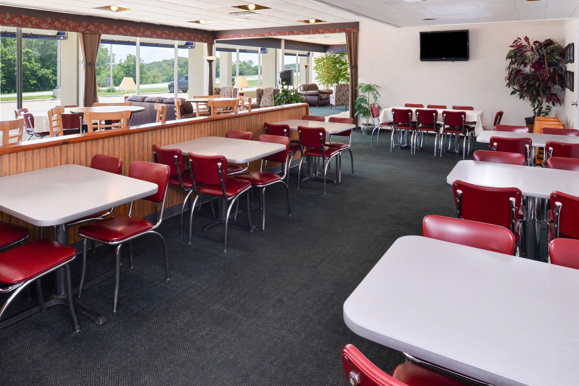 Quality Inn & Suites Vandalia Near I-70 And Hwy 51 ภายนอก รูปภาพ