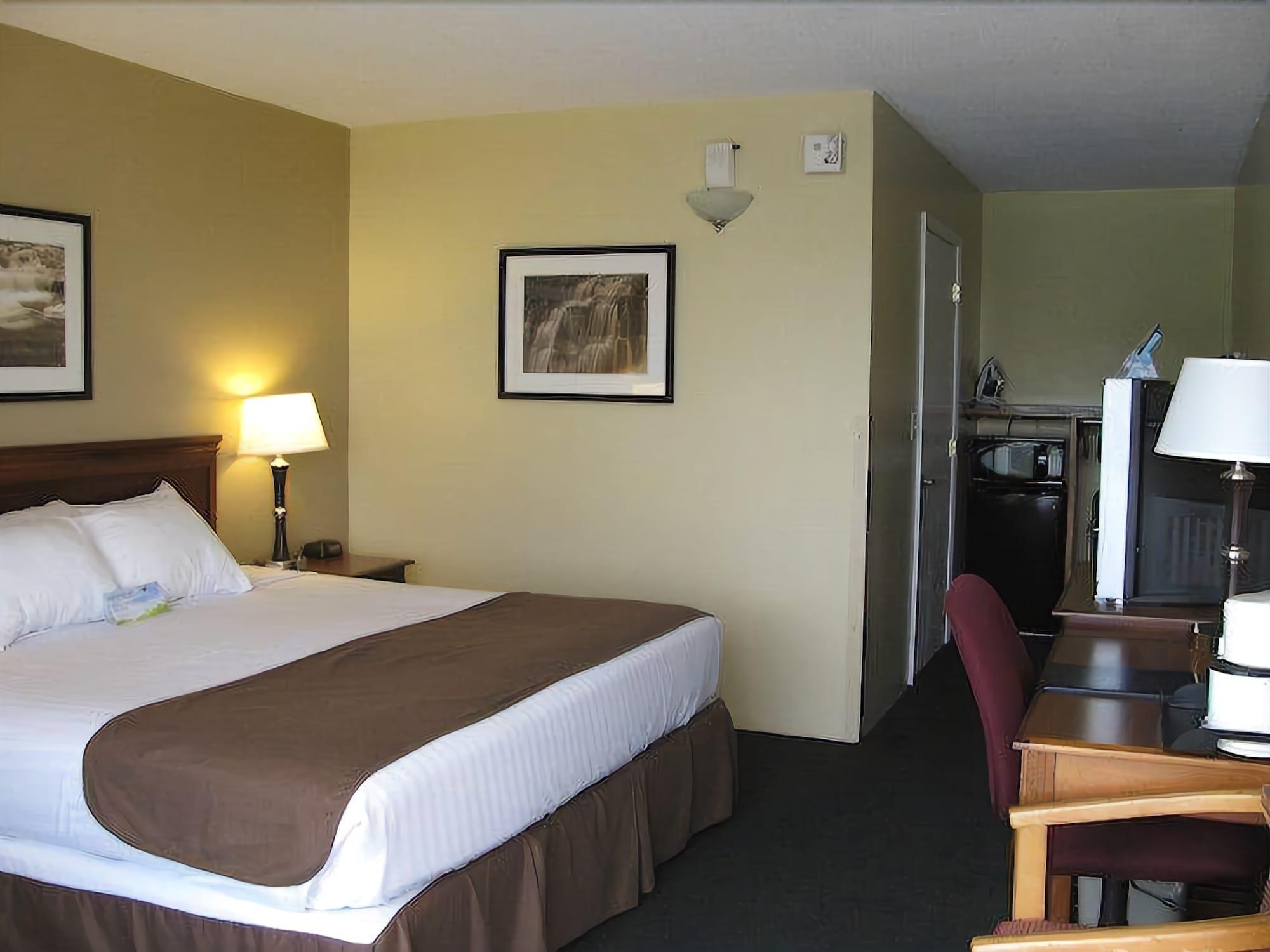 Quality Inn & Suites Vandalia Near I-70 And Hwy 51 ภายนอก รูปภาพ