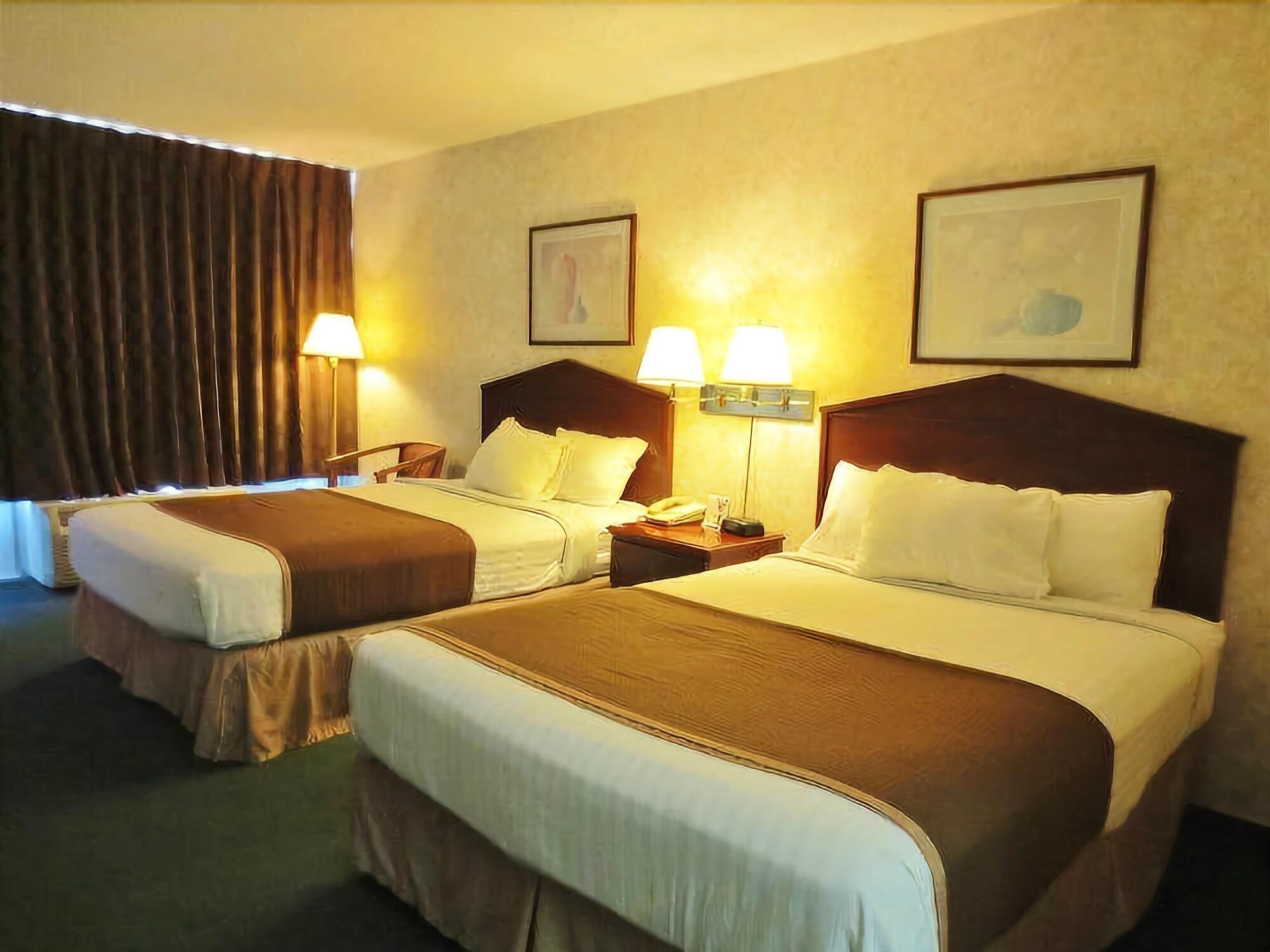 Quality Inn & Suites Vandalia Near I-70 And Hwy 51 ภายนอก รูปภาพ