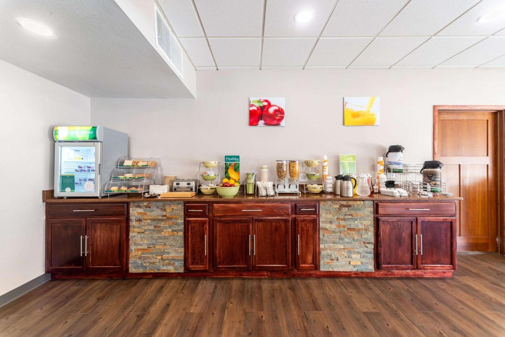 Quality Inn & Suites Vandalia Near I-70 And Hwy 51 ภายนอก รูปภาพ