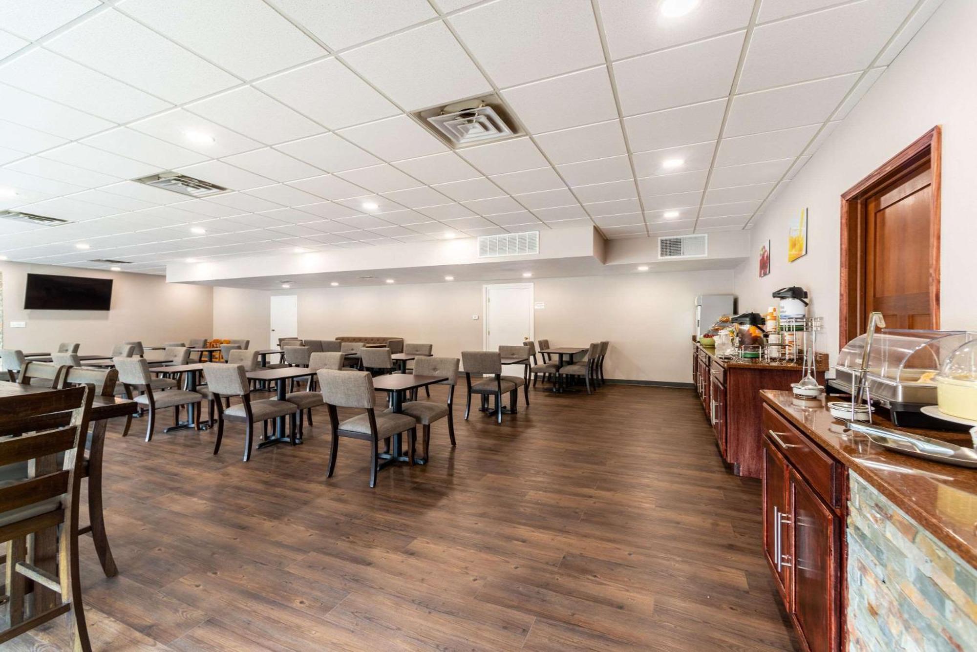 Quality Inn & Suites Vandalia Near I-70 And Hwy 51 ภายนอก รูปภาพ