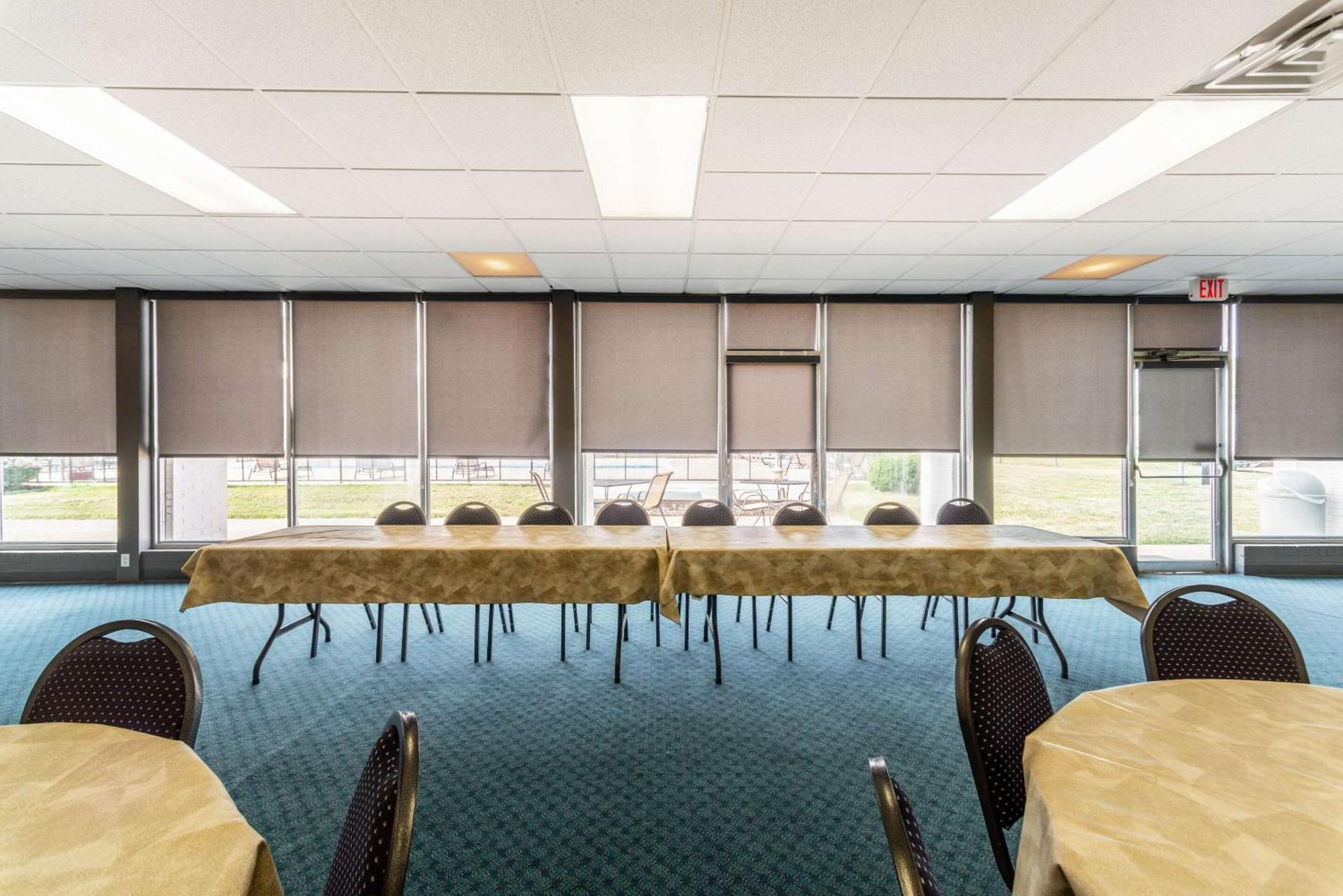 Quality Inn & Suites Vandalia Near I-70 And Hwy 51 ภายนอก รูปภาพ