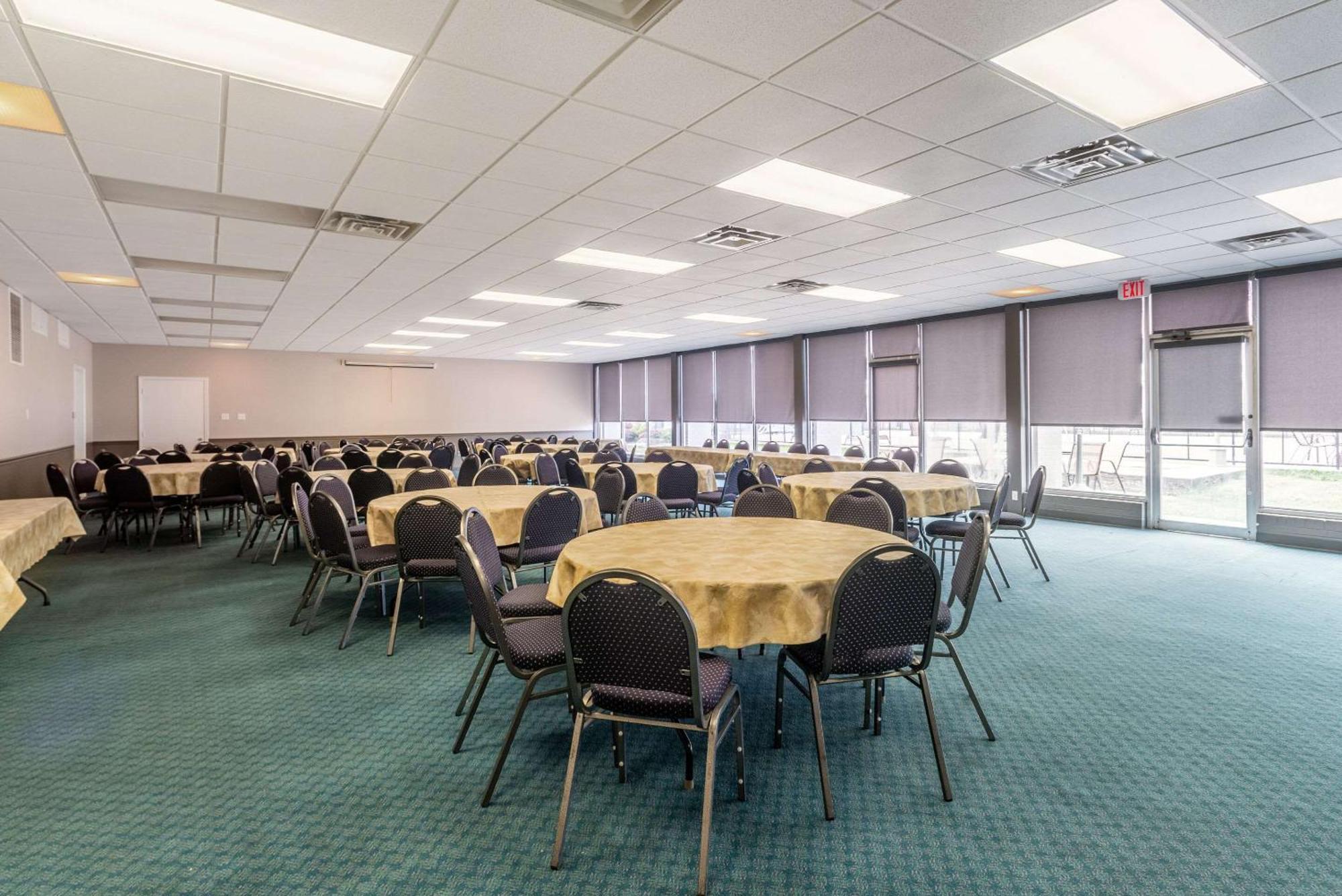 Quality Inn & Suites Vandalia Near I-70 And Hwy 51 ภายนอก รูปภาพ