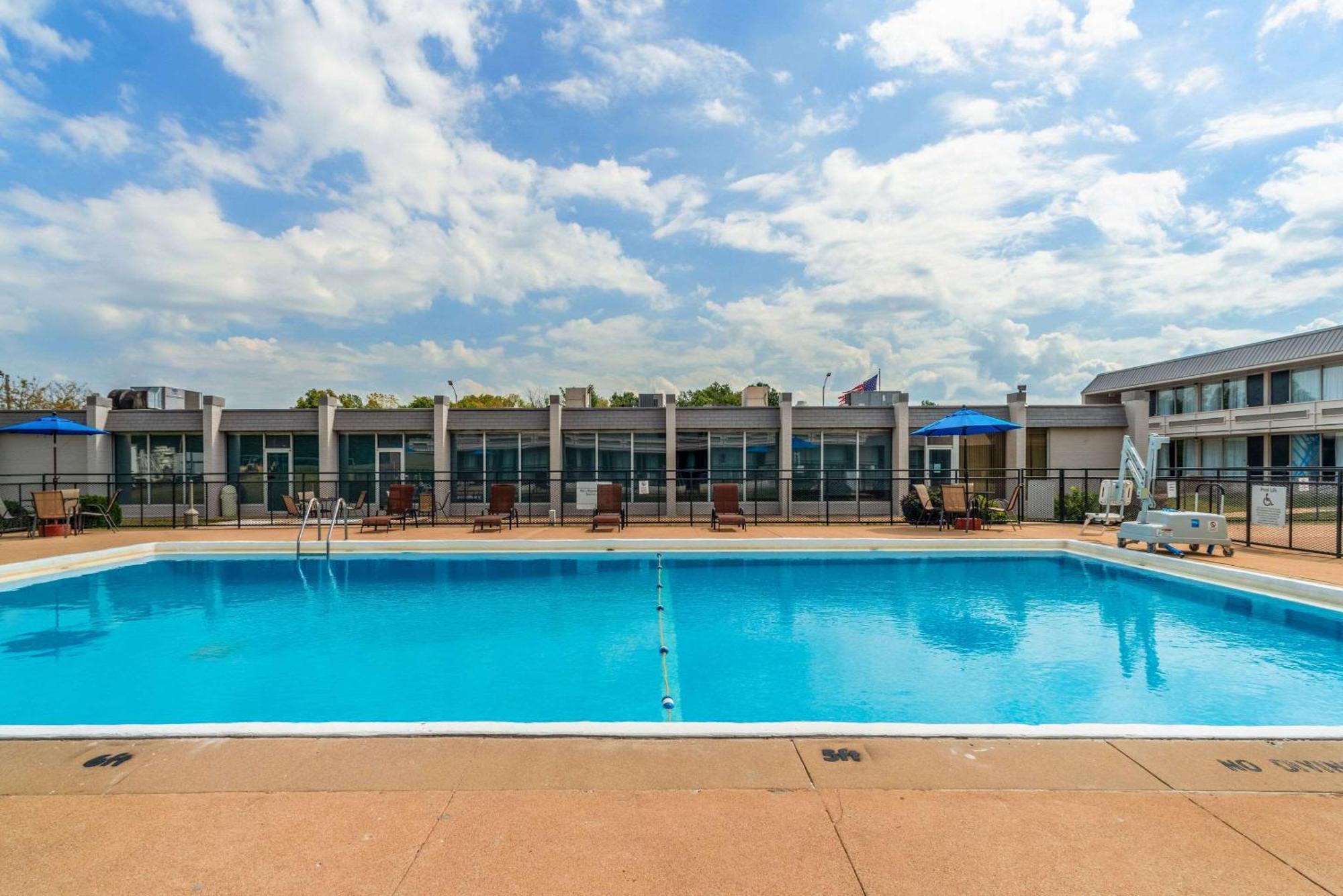 Quality Inn & Suites Vandalia Near I-70 And Hwy 51 ภายนอก รูปภาพ