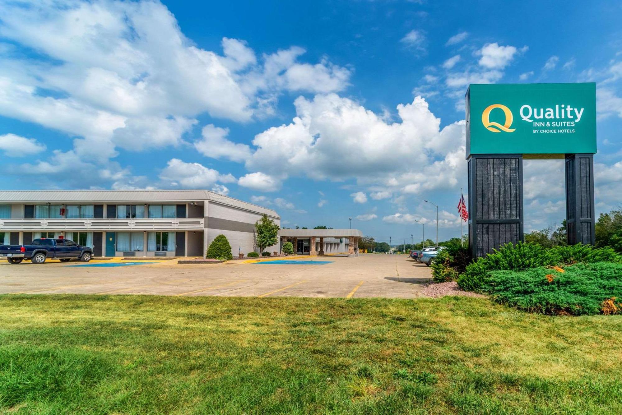 Quality Inn & Suites Vandalia Near I-70 And Hwy 51 ภายนอก รูปภาพ