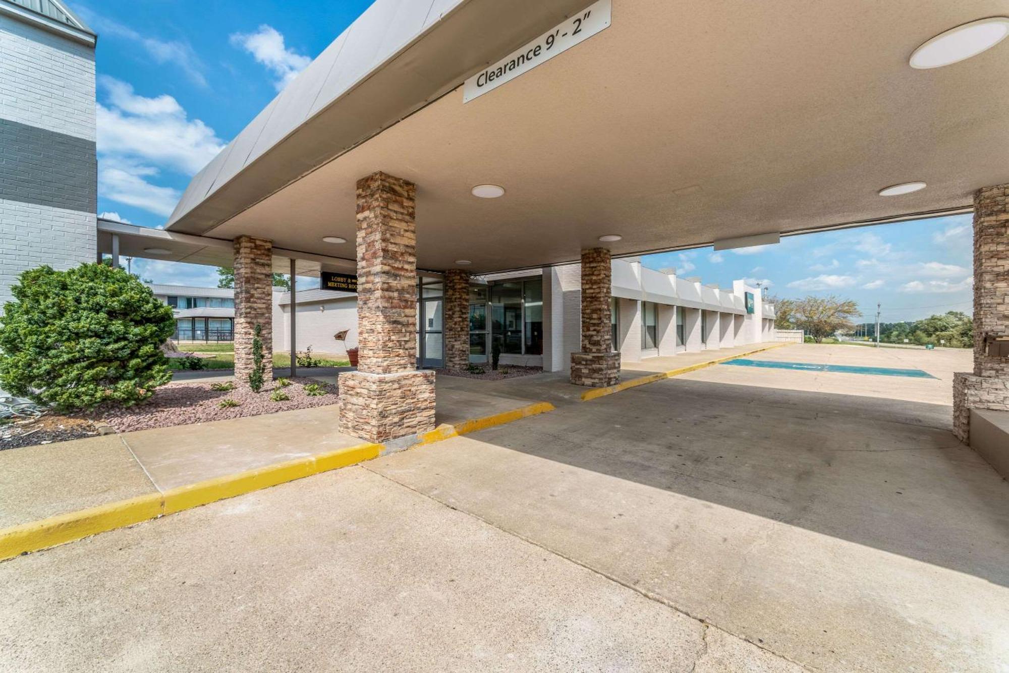 Quality Inn & Suites Vandalia Near I-70 And Hwy 51 ภายนอก รูปภาพ