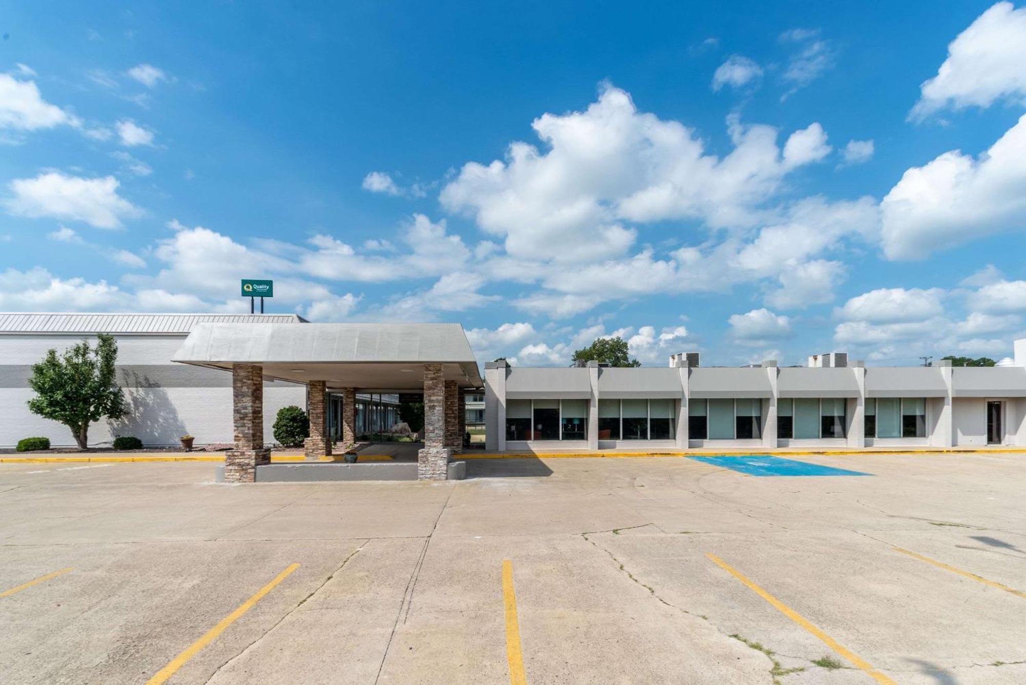 Quality Inn & Suites Vandalia Near I-70 And Hwy 51 ภายนอก รูปภาพ