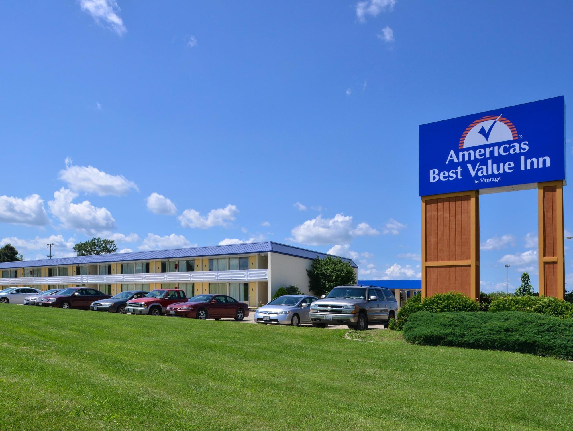 Quality Inn & Suites Vandalia Near I-70 And Hwy 51 ภายนอก รูปภาพ